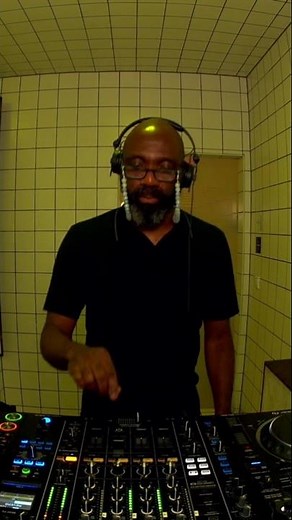 Hollis P. Monroe at HÖR Berlin. Full set’s up in our library!