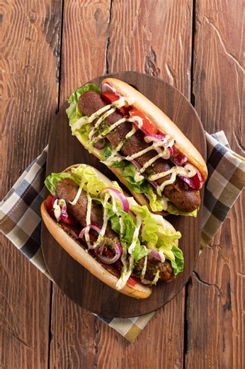 Se alla griglia ci fosse una vegetariana l'hot dog lo preparerebbe così 😍🌭💚Prova subito la ricetta della nostra Aurora Cortopassi 👇 Ingredienti: 125 g di lenticchie cotte al naturale 125 g di fagioli rossi cotti al naturale 130 g di glutine di frumento (preparato per seitan) Salsa di soia 25 g Senape 1 cucchiaio Curry giallo qb Zenzero in polvere qb Concentrato di pomodoro 1 cucchiaio Sale qb Peperoncino in polvere qb Paprika qb Raccogli in un mixer i legumi e dai un colpo di lame per tritar