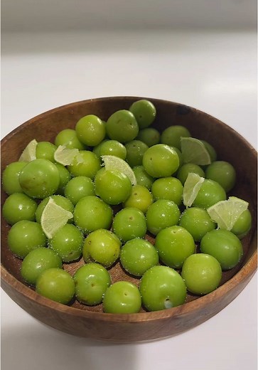 تجربة فاكهة جنارك مع الملح والليمون