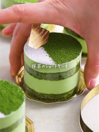No frosting skills needed ✨ Easy Matcha Shortcake (bakery-style finish!) This matcha shortcake looks like it came from a café—but it’s super beginner-friendly 💚 Rich matcha sponge, smooth matcha cream, and no cake turning, no piping, no stress. I use cake film to assemble everything, so anyone can make it beautifully at home 🍰 Perfect for matcha lovers! Full recipe is in my profile → December Recipes ⚠️ No substitutions or commercial use of the recipe. #matchadessert #easybaking #homebaker #ja