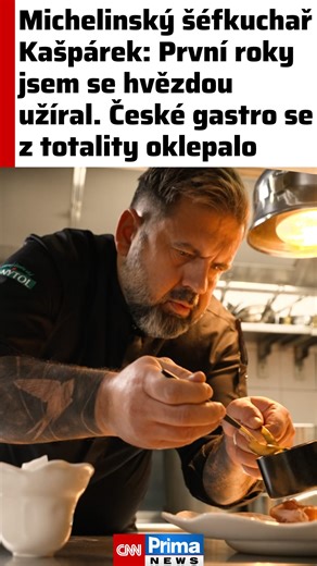 První dva roky jsem se michelinskou hvězdou užíral, přiznává šéfkuchař Radek Kašpárek, jehož restaurace Field patří k pilířům tuzemského fine diningu. Dnes už Michelin bere spíše jako sportovní výzvu. V rozhovoru pro projekt Tour de Michelin také zmiňuje, že české gastro se podle něj po dekádách stagnace konečně dostává „z totality ven“. | CNN Prima NEWS