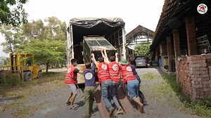 After suffering horribly on bile bear farms for many years, we were able to rescue 9 bears from 3 different farms last week. The bears have all arrived safely at our BEAR SANCTUARY Ninh Binh after a 42-hour drive, and their painful past is now behind them! The Asiatic black bears are currently in the quarantine station, where they are receiving professional care from experienced vets and our animal caretakers. So far, all the bears are adapting well to their new surroundings. This video gives a 