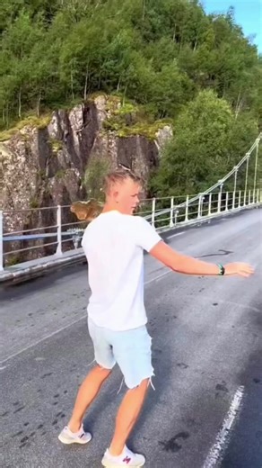 🚀Deviens expert Python en 3 étapes ! Apprendre Python est le meilleur investissement que tu puisses faire aujourd'hui, que tu veuilles devenir Data Analyst, Développeur ou expert en IA. Après avoir été certifié par l'Université du Michigan, j’ai synthétisé l’essentiel. Oublie les tutoriels de 10 heures, concentre-toi sur ces 3 piliers : 🏗️ LES BASES : Maîtrise les listes et les dictionnaires pour structurer tes données sans t'emmêler les pinceaux. ⚙️ LES FONCTIONS : Apprends à automatiser. Si 