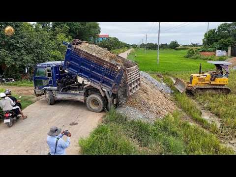 Perfect Start New Landfill Komatsu D31P Dozer Pushing Soil with 5 Ton Dump Truck.
