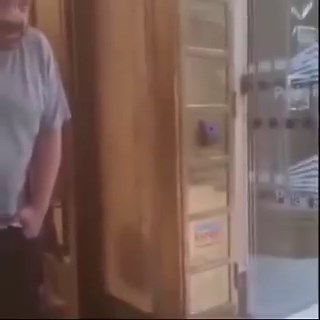 Myslim, ze @PavelNovotnak je fakt fakt genius sveho druhu- kdyz uvidel kameru okamzite ruce do kapes a palce ven. To je jednak showiz trik pro foceni a nataceni, ale zaroven okamzite davate najevo, ze nejste soucast konfliktu kdyz vite, ze existuje zaznam. V te situaci je to naprosto anti-intuitivni, ale v Pavlove situaci jediny spravny jednani. Neni snadne to udelat, protoze musite vyhodnotit ze vas nenapadnou tak moc, abyste to neustal s rukama v kapsach a tim prakticky vzdavate obranu. V napr