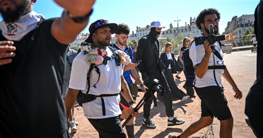 Attroupements, accident de voiture, jets de projectiles : la marche agitée de deux streameurs qui parcourent la France
