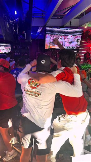 This is how Hurricanes games are done at Grails. 🟠🟢 Full sound. Big plays. Real Canes energy. 🏈 Miami Hurricanes vs. Ohio State 📅 Wednesday ⏰ 7:30 PM kickoff 📍 Wynwood, Miami Watching the Canes? Screens everywhere, sound ON, food coming out, drinks flowing, and a crowd that shows up for playoff football. #LetsGoCanes #miamihurricanes