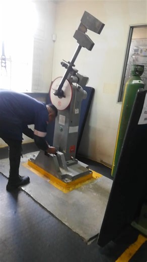 HOW TO SWING PENDULUM WITH HEAVY MASS HAMMER DURING CHARPY IMPACT V-NOTCH TEST AT ROOM TEMPERATURE