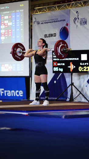 Championnat de France d’haltérophilie (-55kg) 🏋🏻‍♀️🇫🇷 Je suis très heureuse d’avoir pu poser les pieds sur ce plateau. C’était mon objectif de l’année, et je l’ai fait. 63 – 65 – 70x 80 – 83x (TDB) – 85x Résultat : 65/80 | Total : 145 J’ai kiffé l’expérience malgré un classement qui me laisse sur ma faim. Mais avec un peu de recul… Je réalise que je fais partie du top 15 France dans ma caté. Et franchement, je suis fière. 🥰 Vous me connaissez, je lâche rien. J’avance à mon rythme, mais j’av