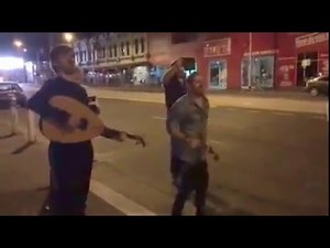 Τα Στρατακια τραγουδουν στη μεση του δρόμου