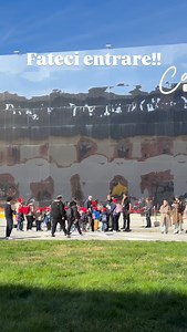 Teneri. Tutti con il loro premio guadagnato allo stand Coca-Cola, che chiedono di avere il portachiavi focaccina Esselunga. Niente da fare. Proseguono la loro gita con una piccola sconfitta. I bambini dell’asilo stanno facendo casino 🔥⚡️💣 #vascorossi #vasco #esselunga #olimpiadiinvernali #milanocortina2026 | VASCO ROSSI Modena Park