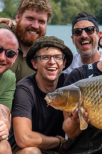 SPOONERS VLOG - Christmas Special Sunday 18th at 8AM 🤓🎄💚 . It is no secret that Neil Spooner loves Christmas and what a gift he has for us on Sunday. Neil, Dovey and a group of close friends, head out to Gigantica Main lake for a long awaited social! . To see how the guys got on, make sure you tune into the Korda Official YouTube channel at 8am on Sunday the 18th! | Korda Developments