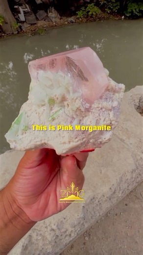 Morganite — the gemstone of divine love, elegance, and emotional healing.Soft pink energy 💎💗