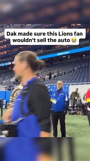 33K views · 708 reactions | Dak Prescott stopped to sign a Lions fan’s card — but not before making sure the guy wasn’t planning to flip it. And naturally, he had to sneak in a “Go Cowboys”  (The Lions still won 44–30 )  via NFL | Sports Card Investor | Facebook