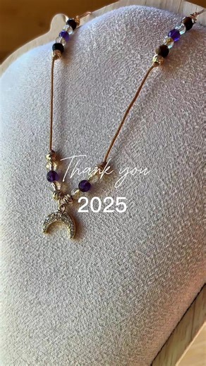 Na Nowy Rok życzę Ci, abyś: 🤍 słuchała swojej intuicji częściej niż cudzych opinii ✨ wybierała to, co daje spokój, nie to, co głośne 🌿 miała odwagę stawiać granice i czułość wobec siebie 💎 otaczała się symbolami, które przypominają Ci, kim jesteś Niech Nowy Rok będzie czasem: małych rytuałów wielkich intencji i codziennych wyborów w zgodzie z duszą Niech każdy kamień, który wybierzesz, będzie nie ozdobą a wsparciem ✨ Z miłością Talizmany Duszy 🤍 #NowyRok #TalizmanyDuszy #Intuicja #DobraEnerg