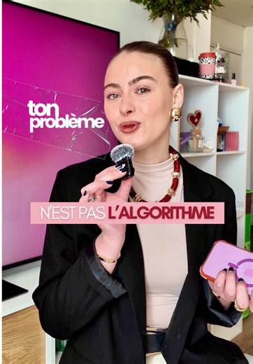 Ce n’est pas l’algorithme le problème 🥹 C’est plutôt la répartition de ton contenu ! Si tu fais uniquement de l’expertise ➡️ on apprend, mais on ne s’attache pas Si tu fais uniquement de la communion ➡️ on t’aime bien, mais on ne te prend pas forcément au sérieux dans ton domaine Si tu fais uniquement de la vente ➡️ on se fatigue Une communauté qui grandit et qui engage repose sur un équilibre : 🌟 40% Communion pour créer du lien 🌟 40% Autorité pour créer de la crédibilité 🌟 20% Conversion p