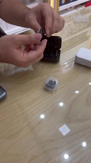 Wireless Earbuds Interaction: A Close-Up View