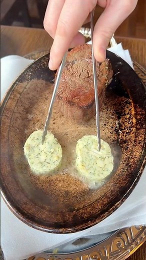 ガーリックバターで焼き上げる極厚フィレステーキ！香ばしさ漂う背徳的な一皿【新宿クロックトロワ】