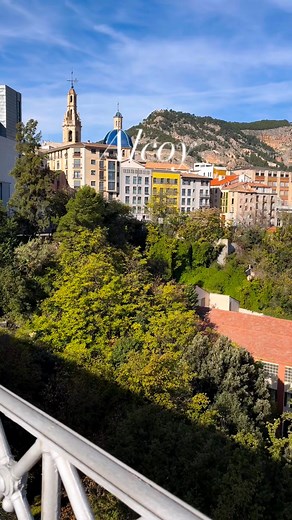 Alcoy to prawdziwa perła ukryta w górach prowincji Alicante — miasto mostów, mgieł i niezwykłej elegancji. Znajduje się tu ponad 20 mostów, które łączą różne części miasta przerzucone nad głębokimi wąwozami. Dzięki nim Alcoy wygląda jak miejsce zawieszone między niebem a ziemią. Wśród najpiękniejszych budynków wyróżnia się Dom Pavía (Casa Pavía) — secesyjna kamienica z początku XX wieku o charakterystycznej, falistej fasadzie i kutych balkonach. Jej detale i kolory oddają artystyczny klimat dawn