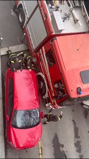 Lazza Ramo on Instagram: "All’incrocio tra via Ronzoni e viale D’Annunzio, poco fa i vigili del fuoco si sono trovati incastrati durante un intervento. La carreggiata è troppo stretta, lo spazio quasi inesistente. Risultato? Per poter passare e continuare a lavorare sono stati costretti ad abbattere un palo e spingere un auto parcheggiata . Non è una scena da film. È Milano, è quotidianità. Ricordiamo inoltre una cosa che molti non vedono è che dietro ogni intervento c’è un sistema che spesso la