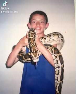 Mon fils avec son python molure de cinq mètres