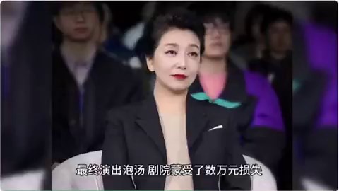 一代女神江珊：体制围城与白发人生1. 消失的“铁饭碗”59岁的江珊，满头白发却依然在剧组连轴转。当同龄的徐帆、陈小艺靠着体制内的退休金安享晚年时，江珊却成了圈内罕见的“流浪艺人”：无单位、无社保、无退休金，甚至社保都要自己按月去缴。这一切，要从30年前那场改变命运的“罢演风波”说起。2. 三个月的“体制试验”1991年，中戏毕业的江珊考入北京人艺，拿到了无数人梦寐以求的“分房资格”和“终身保障”。然而，自由的灵魂总与严苛的规矩相撞。因新加坡唱片公司抛来橄榄枝，面对“新人5年内不得出国”的禁令，24岁的江珊选择裸辞，亲手砸碎了铁饭碗。3. 爆红后的“生存焦虑”1993年，《过把瘾》让“杜梅”成了国民女神。但风光是表象，辛酸是里子。没了编制，江珊成了医保、社保的边缘人。看着同行稳扎稳打，她开始后怕。1994年，中央实验话剧院抛出橄榄枝。为了重回体制，江珊拿出极大诚意：零片酬接演话剧《离婚了，别再来找我》，每场只拿几十块钱补贴。4. 致命的“罢演”黑锅这本是她“转正”的敲门砖，却成了职业生涯的滑铁卢。由于剧院与制作人闹翻，加之连日劳累，江珊患上严重的病毒性心肌炎。当她和搭档史可（因肾炎住院）