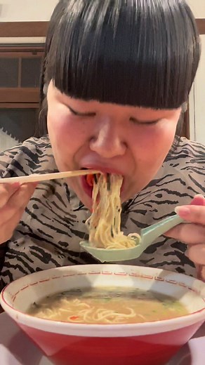 博多ラーメンの魅力に迫る動画