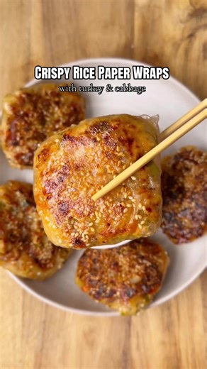 CRISPY RICE PAPER WRAPS 👇 Ingredients Filling • 1 lb ground turkey • ½ small green cabbage, shredded • 1 medium carrot, grated • ½ small red onion, thinly sliced • 5 green onions, chopped • 2 garlic cloves, grated or pressed • 1 tbsp neutral oil • ½ tsp chicken bouillon • 1 tbsp soy sauce (plus more to taste) • ½ tbsp sesame oil • Salt to taste Wraps • 14–18 rice paper sheets • Sesame seeds (optional) • Oil or spray for pan-frying Instructions \t1.\tHeat 1 tbsp oil in a large skillet. Add cabba
