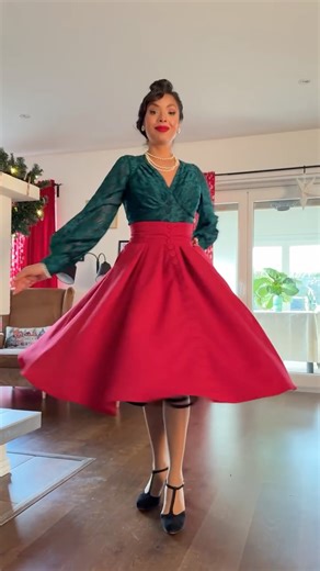 Miss Candyfloss on Instagram: "The Damaris-Gia lace blazer-blouse in emerald green features luxurious bishop sleeves and a row of functional buttons. Designed for all-year-round elegance, it offers a sophisticated and timeless look. Its intricate lace detail adds a touch of refinement and versatility to any outfit! Pair it perfectly with the Denise-Gia maxi dress or with our swing skirt Krila-Rose"