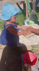 My one year one month daughter ba moruta mantlwane, jwale busy bahae ka hosoka 😅🤣🤣 | Mosea Lebohang