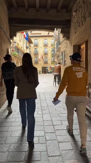 Have you ever been to Laguardia? 🏰 A medieval town on a hilltop, surrounded by vineyards and full of charm, history, and excellent wine 🍷 📍Rioja Alavesa, Basque Country ✨ Explore its cobbled streets, ancient walls, underground wineries, and stunning views. — ¿Alguna vez has estado en Laguardia? 🏰 Un pueblo medieval en lo alto de una colina, rodeado de viñedos y lleno de historia, encanto y buen vino 🍷 📍Rioja Alavesa, Euskadi ✨ Descubre sus calles empedradas, sus murallas, sus bodegas subte