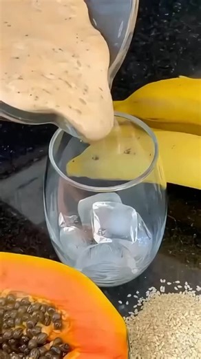 Best Health Tips on Instagram: "🥭🍌 My 80-Year-Old Mother Could Barely Walk… Until She Drank THIS! If you suffer from joint pain, knee pain, back pain, or stiffness—this miracle drink is for you! My mother was in constant pain, but after drinking this hospital-recommended recipe, she feels like she’s 20 years old again! 🌿 Here’s how to make it: 1️⃣ Don’t remove the seeds! Cut papaya into small pieces 2️⃣ Chop 2 ripe bananas—great for muscle recovery & iron levels. 3️⃣ Add ½ cup of sesame seeds
