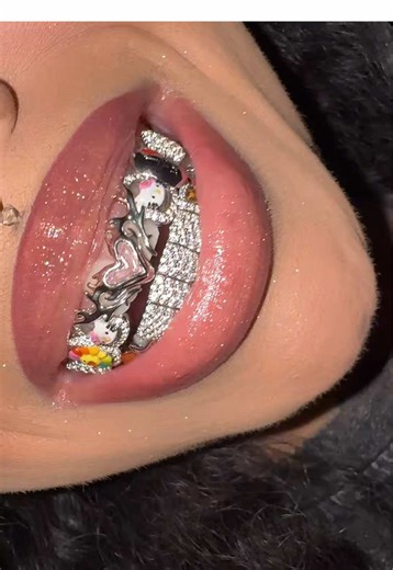 Am I too late for this trend ? Grillz from @theigtofficial 💜💜💜💜 thank you!! #fyp #makeup #grillz #duhparis