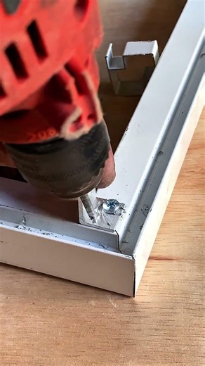 The process of installing the cupboard hat sigot #aluminiumtutorial #aluminiumcupboard