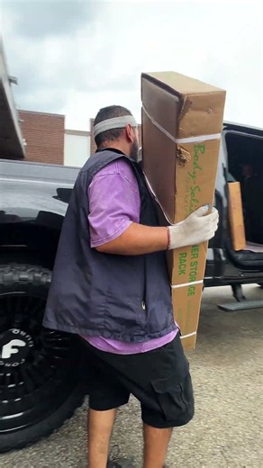 Skip the shipping stress and take your gym build into your own hands at FitnessFactory.com's HQ! 🚛📦