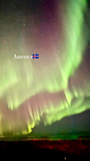 【街中でも見れるオーロラ🇮🇸in Iceland】 一生に一度は見てみたい✨が叶った日 アイスランドに行きたかった目的は前投稿のブルーラグーン だけどどうせならオーロラも見れたらなと 当たり年と言われてた2025年に行ってみた 夏だと白夜で見れないし 冬になりすぎて極夜になってしまうと昼間の観光が難しい ということで昼夜のバランスが良い１０月に決行💪 アイスランドのオーロラ鑑賞で良いところは わざわざツアーに申し込まなくても街中でも見れること アイスランド到着日に前投稿のブルーラグーンへ行き 日本語ができるスタッフさんから 『今日オーロラ見れそうだよ』と嬉しいメッセージを受け 早めにご飯を済ませようとレストランへ お腹いっぱいでそろそろ宿に向かうかと帰り支度してると 『今オーロラでてるから早く行きなさい』と レストランのスタッフ お店の外に出るとこの光景が広がってた 心の準備もできてないし 初めての経験でもう言葉にならず カメラをかまえる手も震えた あまり予習していかなかったので オーロラって一度でたら一晩中出てるものと思ってたけど 生き物のように形を変え色を変え あっという間に