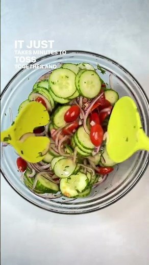 Fresh Cucumber Tomato Salad with Red Wine Vinaigrette #healthysalad #summerrecipes #saladrecipes