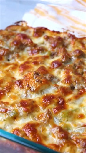 Kelsey Smith on Instagram: "When you need dinner to be filling and easy, this is it. Easy Ground Beef Bisquick Casserole. ✅ Comment RECIPE + follow and I’ll DM you the link ‍ ⏲️ The Shortcut: Bisquick mix makes the base effortless. ‍ This easy ground beef Bisquick casserole is layered with seasoned beef, sweet onion, green bell pepper, and a simple biscuit-style crust. It’s a hearty, family-friendly dinner that bakes up golden and cheesy in one pan. ‍ INGREDIENTS ‍ 2 cups Bisquick mix 1 cup milk