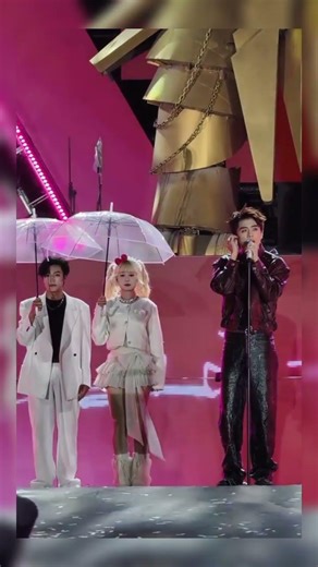 You're cool singing with backing dancers ☺ #王楠tyler #wangnan王楠