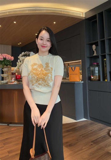 __Mng còn nhớ cái áo này Ly mặc đi nhận xe năm ngoái ko, Ly thích quá nên năm nay có bản ngắn tay là phải lấy về mặc lun 😂😆 cứ bị thích cái gì là mặc đi mặc lại suốt 1 đợt kkkk 📌MUA TẠI ĐÂY: •Áo thêu chỉ vàng : https://s.shopee.vn/8Kob2pYaUN •Chân váy lụa đen https://s.shopee.vn/4qEBhe22k4 •Chân váy ngắn Umi https://s.shopee.vn/70Ihn3lZsQ