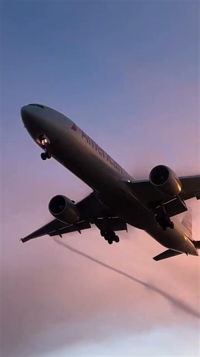 A boeing777 creating its own weather system in its trail😍🛬 #aviation #pilottraining