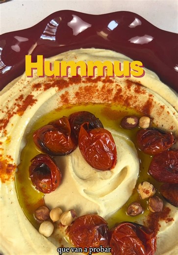 HUMMUS Esta receta sin duda es tan adictiva que no podrán dejar de comer! Lo mejor de todo, es que la suavidad extrema la logré gracias a la Extreme Mix de Oster que gracias a su motor reversible, ya no será necesario dar más vueltas a la hora de cocinar. INGREDIENTES: 500 g de garbanzos. 80 ml de aceite de oliva. 150 g de tahine. 40 ml de jugo de limón. Sal, pimienta y comino. Dientes de ajo. Bicarbonato. PREPARACIÓN: 1. Remoja los garbanzos el día anterior. 2. Descarta el agua y ponlos en una 