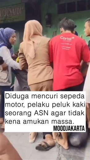 JAKARTA FOLKMOOD MEDIA on Instagram: "Aksi pencurian motor di Medan Maimun viral di media sosial setelah salah satu pelaku ketakutan dan memeluk kaki seorang ASN agar tidak dipukuli warga. Pelaku berjumlah dua orang dan sempat diamankan warga sebelum diserahkan ke polisi. Kanit Reskrim Polsek Medan Kota, Iptu Fandi Setiawan, mengatakan kedua pelaku mengalami luka, salah satunya babak belur. Saat ini keduanya telah diamankan di polsek, namun pemeriksaan belum dilakukan karena kondisi pelaku masih