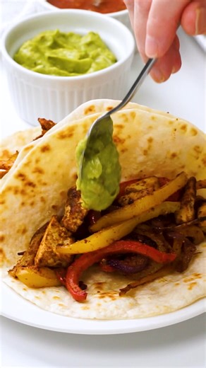 These Vegan Sheet Pan Fajitas are here to prove that dinner can be lazy AND legendary. 🌶️🔥 Just chop, roast, and let the oven do the work—because you deserve fajitas without the fuss! 🧑‍🍳 RECIPE: https://itdoesnttastelikechicken.com/vegan-sheet-pan-fajitas/ | It doesn't taste like chicken
