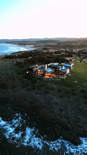 Wake up to the sound of the sea and watch the sun rise over Tasmania’s Freycinet Peninsula. 🌊 A private beach, outdoor bath under the stars, and cozy fireplaces, Thalia Haven is the perfect off-grid escape. 📍 Freycinet, Tasmania | Vrbo