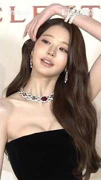 Jang Won-young crowned 'Jewelry Goddess' with epic revealing dress [K-Fancam] #JangWonyoung #Bulg...