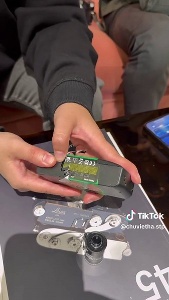 Cách tự lấy phim trong chiếc Fujifilm Quick Snap, giữ Máy làm đồ decor trên bàn làm việc rất đẹp. #chuvietha #fujifilm #quicksnap #instax #learnontiktok