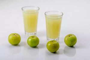 Amla oil, mask or amla shot: Which is the best way to use amla for hair growth?