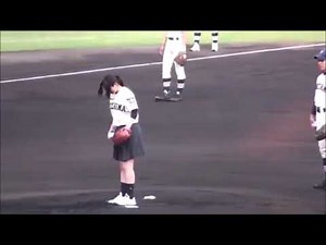 【野球】女子マネージャーの始球式!!投げた瞬間誰もが凍り付いた!！