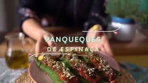 Para los vegetarianos las fiestas patrias son una tremenda oportunidad para experimentar recetas nuevas mientras el resto comen carne como locos🤣😂🤣😂🤣😂 **PANQUEQUES DE ESPINACA 1 Taza de espinaca cruda. 2 Tazas de salsa de tomates. 1 Pimentón rojo picado. 1 Bandeja de champiñones. 1 ½ Taza de choclo. Ciboulette, Romero, comino, pimienta. 2 Huevos. 1½ Taza de harina de arroz, avena o integral. 1½ Taza de bebida vegetal de almendras o agua. 1 Taza de espinacas. blanqueadas (2 min en agua hirv